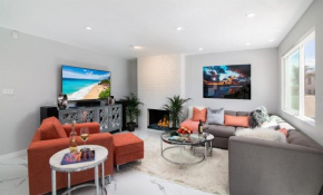 Balboa Peninsula Beach House Fireplace Bikes